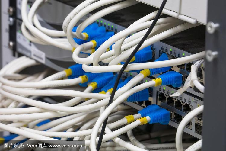 数据中心的网络交换机hub和以太网电缆